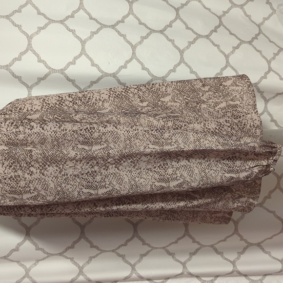 Motherhood Maternity Python Snake Skin Tie Front Blouse XL - Picture 3 of 6